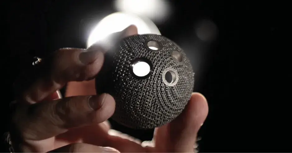 ダイレクト メタル プリントによる臀部インプラント