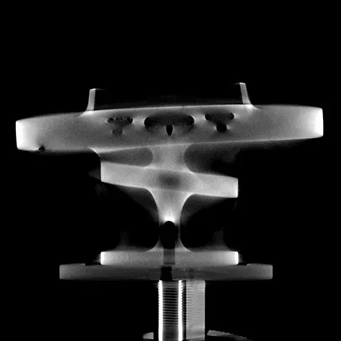 130 ミクロン解像度によるバルブブロックの X 線写真