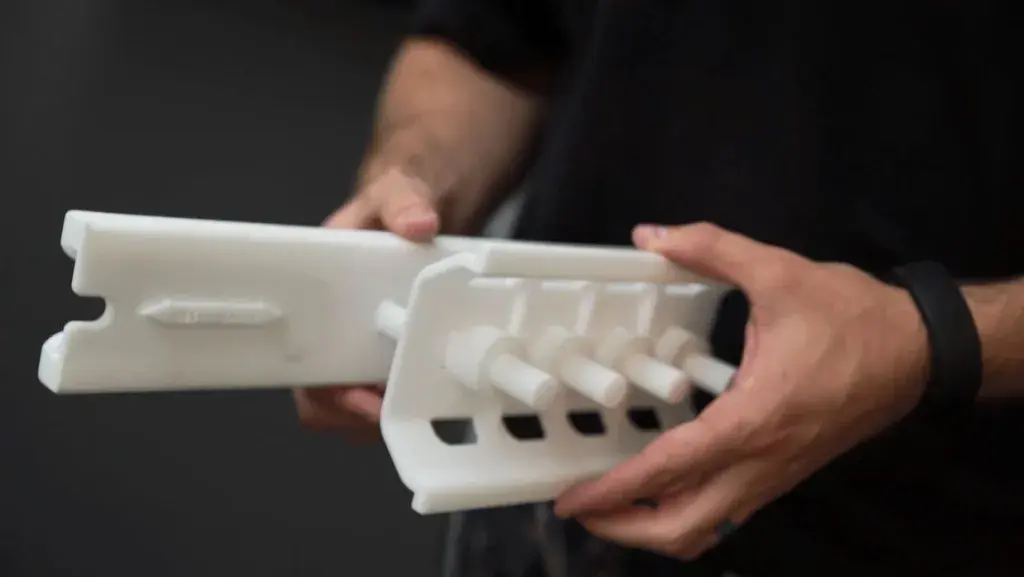 単一造形アセンブリとして 3D プリント造形された Idaho Steel 社製 SLS マシンピストン