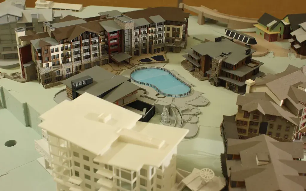 約 250 個の SLA ピースを作製し、モデルを完成