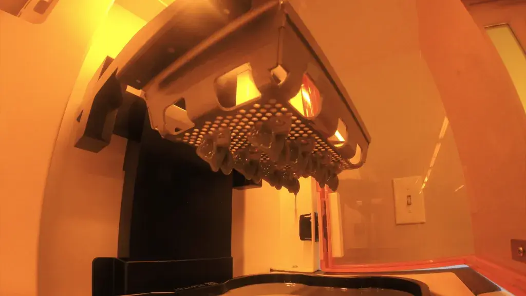 Figure 4 ビルドチャンバー内の 3D プリントされた部品