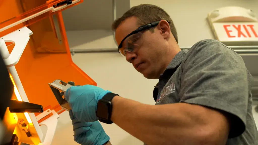 Figure 4 システムからの 3D プリント部品の取り外し