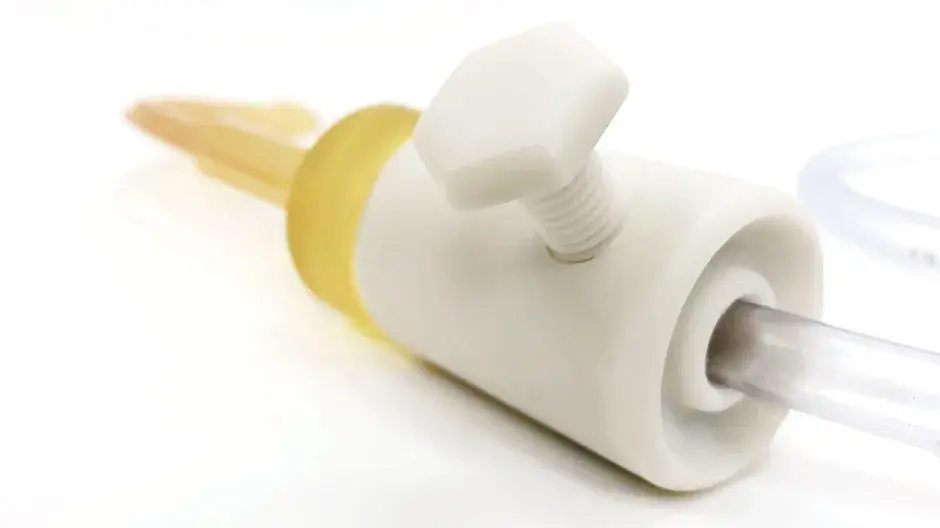 生体適合性、熱耐性を要する用途に最適な剛性の白色材料。100 °C 以上での滅菌およびテストが可能な美しい部品を製造できます。