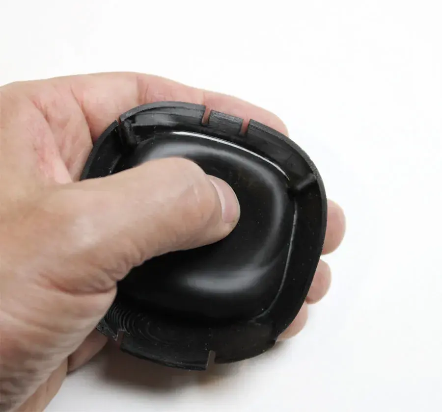 「3D Systems の Figure 4 ELAST-BLK 10 材料には、ゴムと同様の特性があります。これは当社の期待以上でした」と Splitvision社 の R&D マネージャー Lukass Legzdins 氏は語ります。