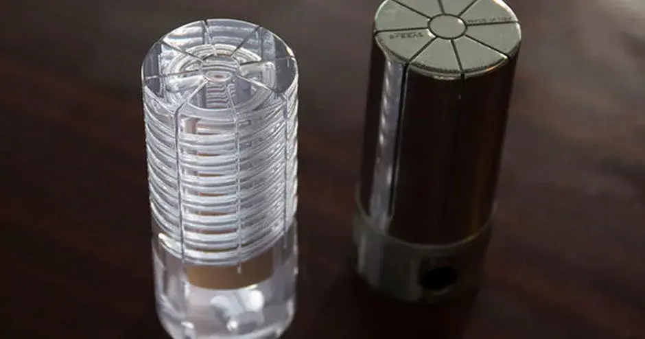 コンフォーマルクーリングで作成された 2 個の部品