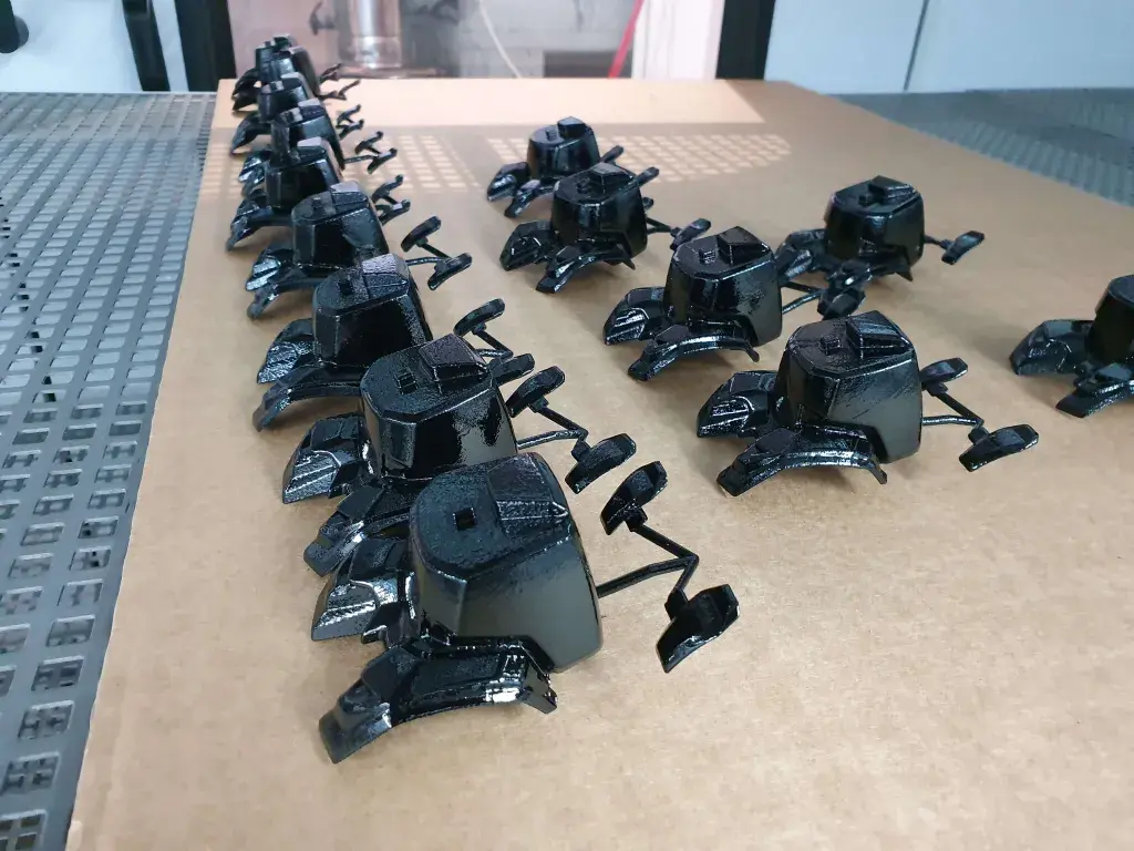 3D Systems オンデマンドで制作された Steyr Tractor 社の組み立て用 SLS 部品の光沢塗装仕上げ