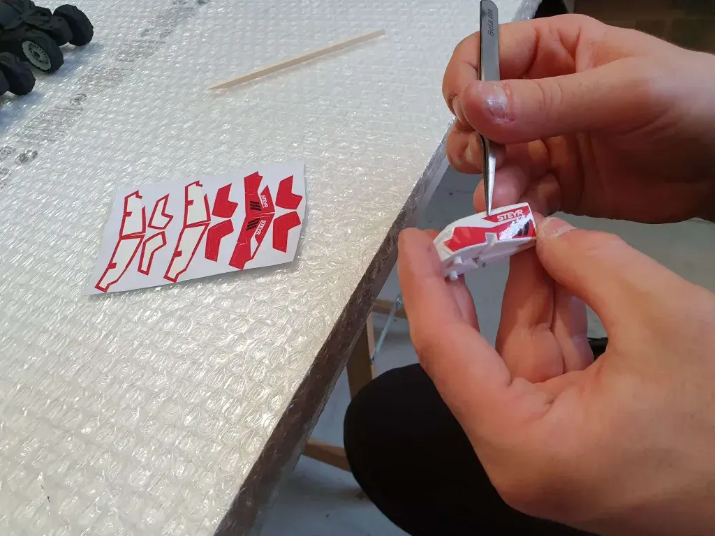 3D Systems オンデマンドで制作された外観モデルに Steyr Tractor 社のステッカーを貼っているところ