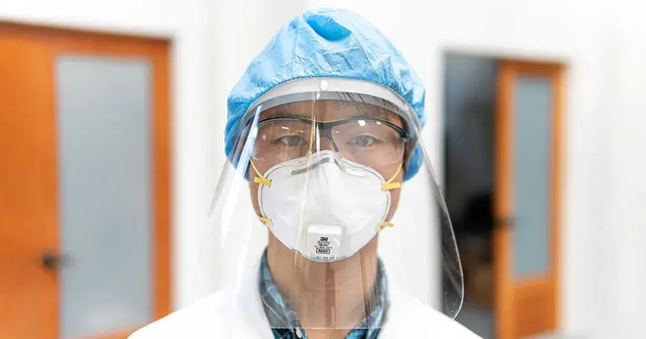 フェイスシールドと保護を強化するためのキャップ