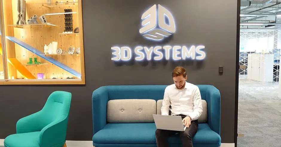 3D Systems のラウンジに座ってノートパソコンを使っている男性