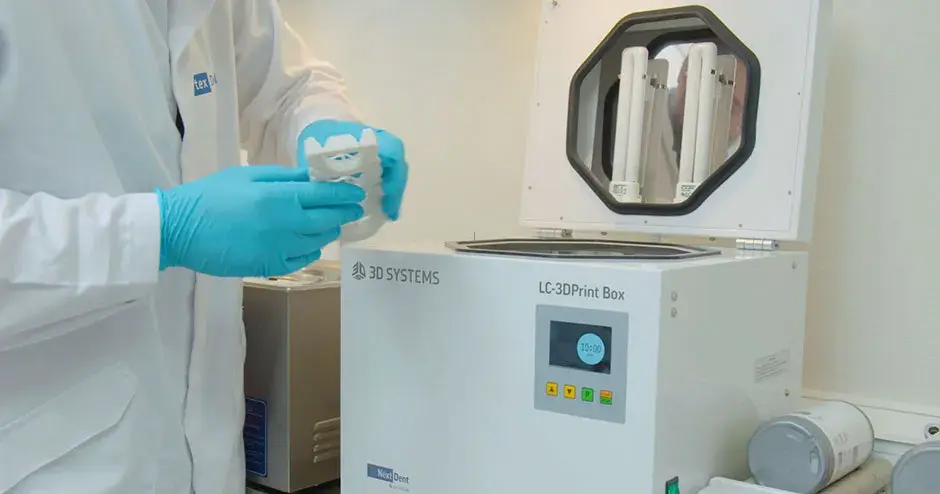 3D プリンタで作業する人