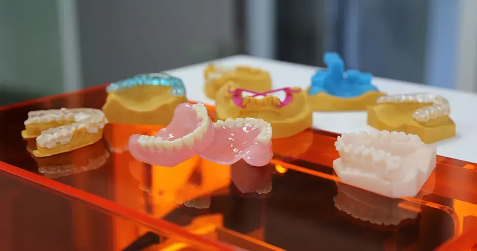 様々な 3D プリント製のデンタル モールド、義歯、デンタル部品