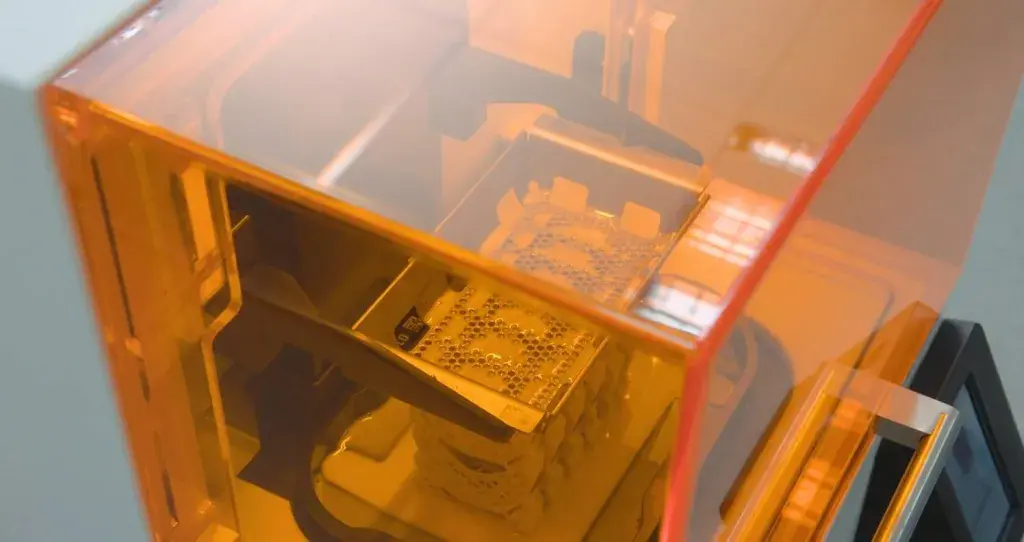 NextDent 5100 プリンタ内部の歯列矯正用 3D プリント製品