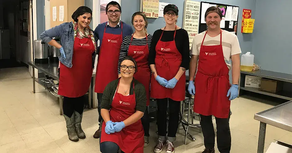 ボランティア活動に参加する 3D Systems の従業員ら