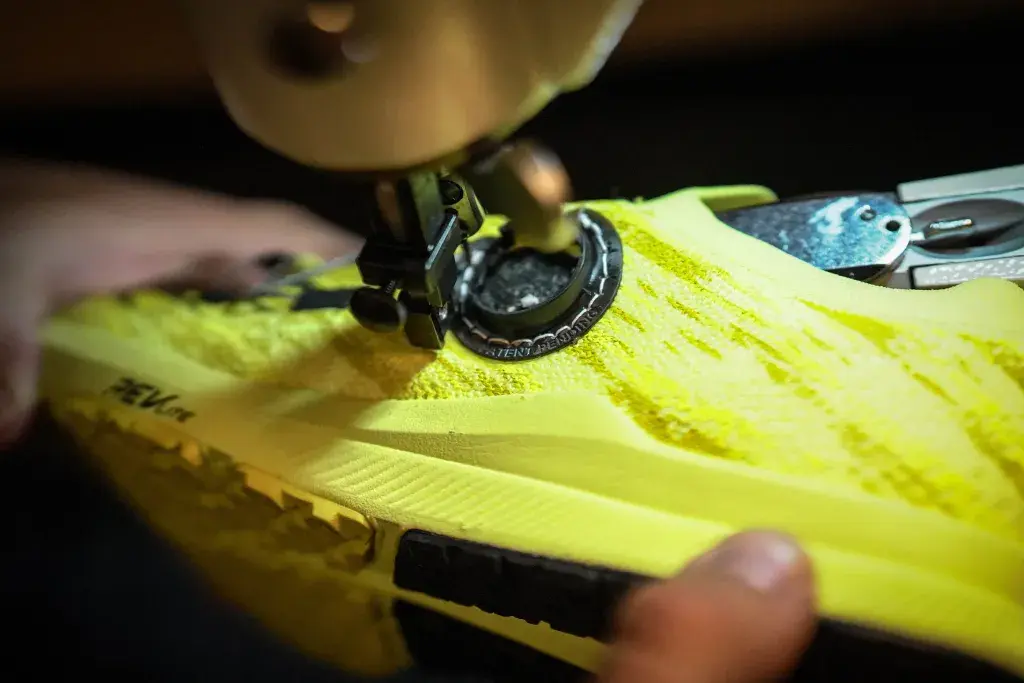 シューズに縫い付けられた BOA Fit System の Figure 4 プロトタイプ