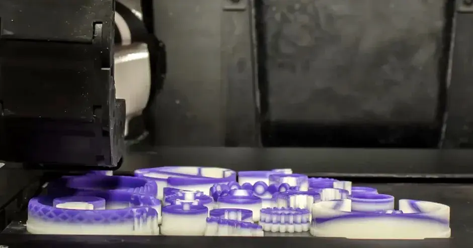 プリンターのプラットフォームいっぱいのさまざまなジュエリー、信頼性を表す画像