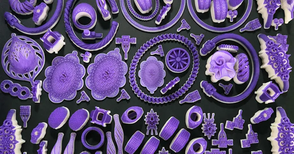 比類のない生産性を表すプラットフォーム上の様々なジュエリーアイテムの多数のプリント