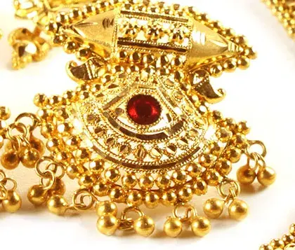 中央にルビーをあしらった精細なゴールドイヤリングのデザイン