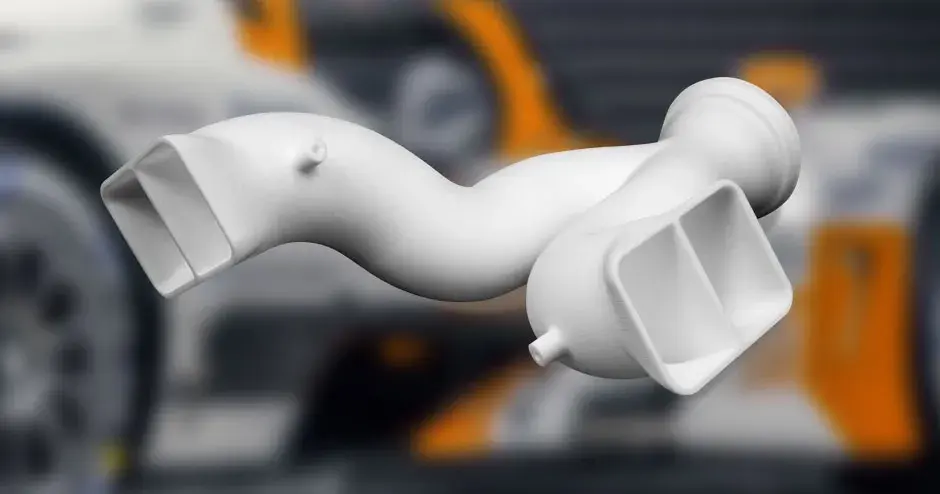 3D プリントによる白色 SLS マニホールドパーツ (背景あり)