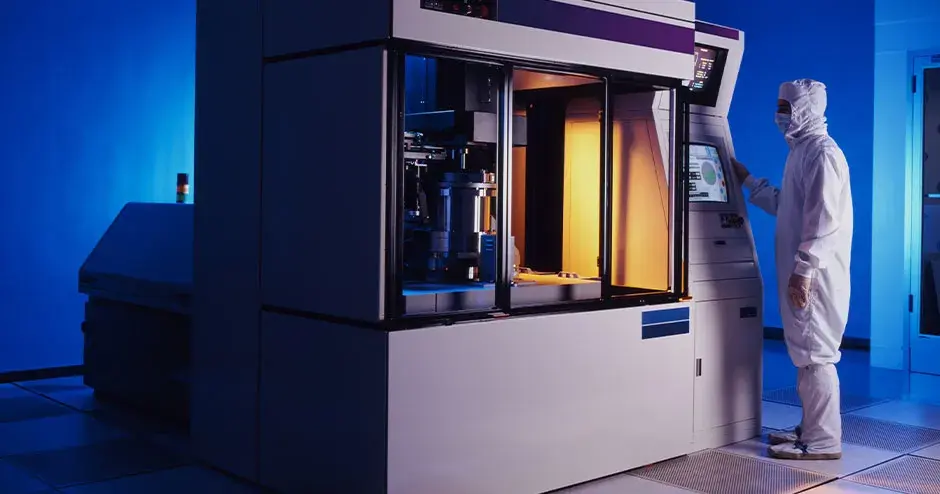 3D プリンターの隣に立っている人