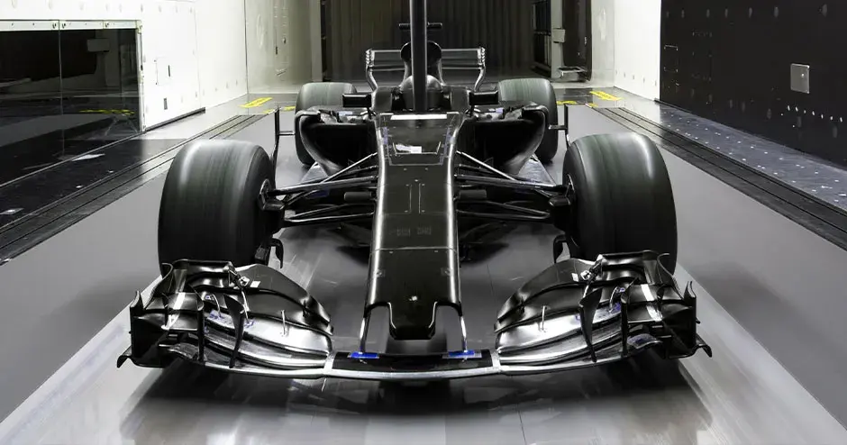 風力テストトラック上のレースカー