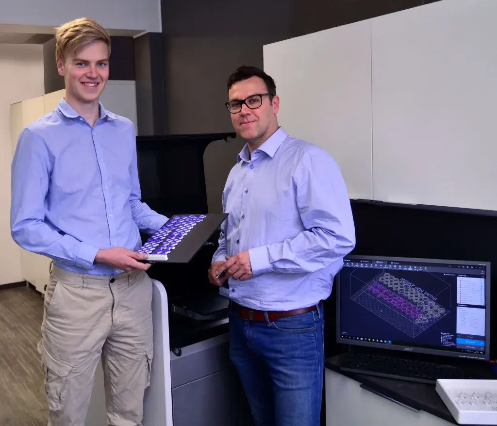 Narsakka OY のオーナーと 3D プリントのワックス鋳造パターン