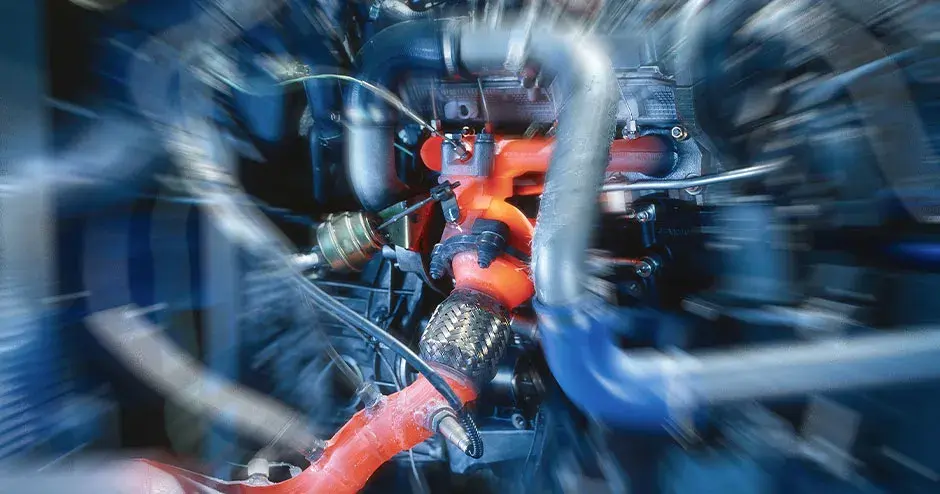 排気システムを強調した自動車エンジン