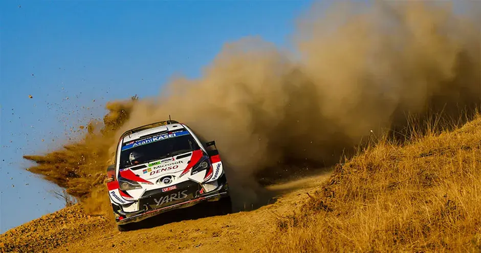 大きな砂ぼこりを立てながら走るレースカー