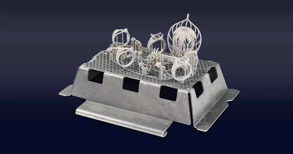 プリントトレイ上の Figure 4 JEWEL MASTER GRY を使用したジュエリーピース