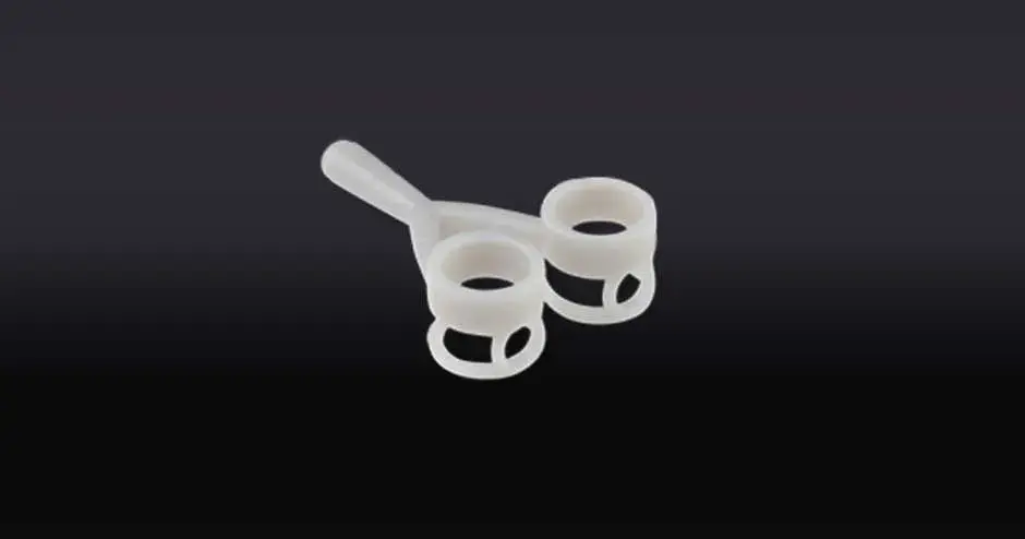 Figure 4 JEWEL MASTER GREY を使って 3D プリントしたペンダント (黒の背景)