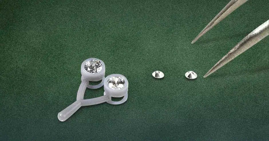 Figure 4 JEWEL MASTER GRY を使用したジュエリーペンダントとストーンの配置 (緑のベルベットの背景)