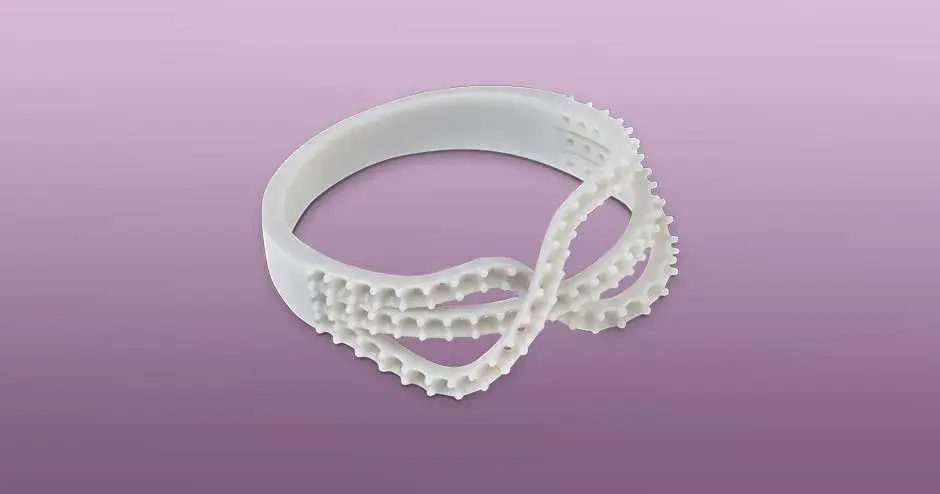 Figure 4 JEWEL MASTER GREY を使用して 3D プリントされた指輪