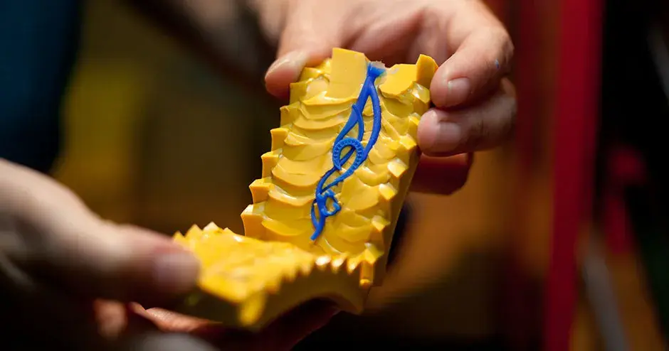 黄色のゴムモールドの中にある青色ワックスペンダント