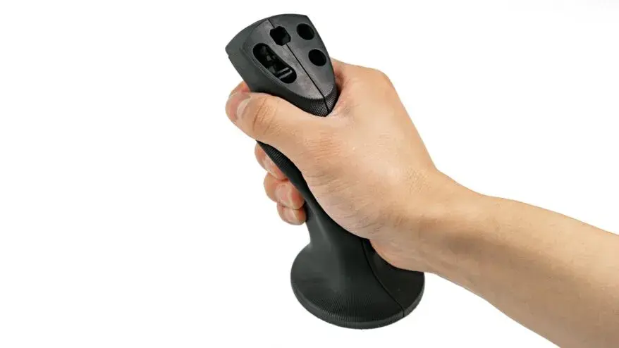 手の中にある Figure 4 Tough 65C Black の部品