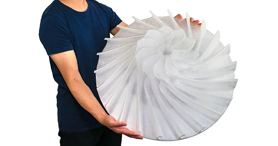 インペラを持つ男性