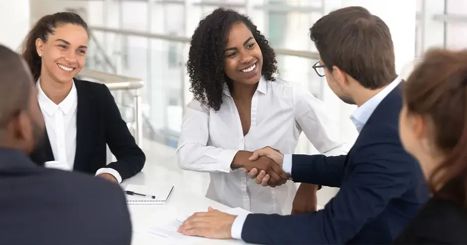 オフィスでコミュニケーションを取っているプロフェッショナルのグループ