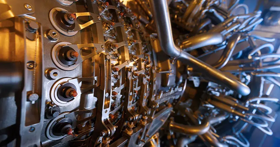 加圧された筐体の内部に設置されたガス供給用のガスタービンエンジンのコンプレッサ