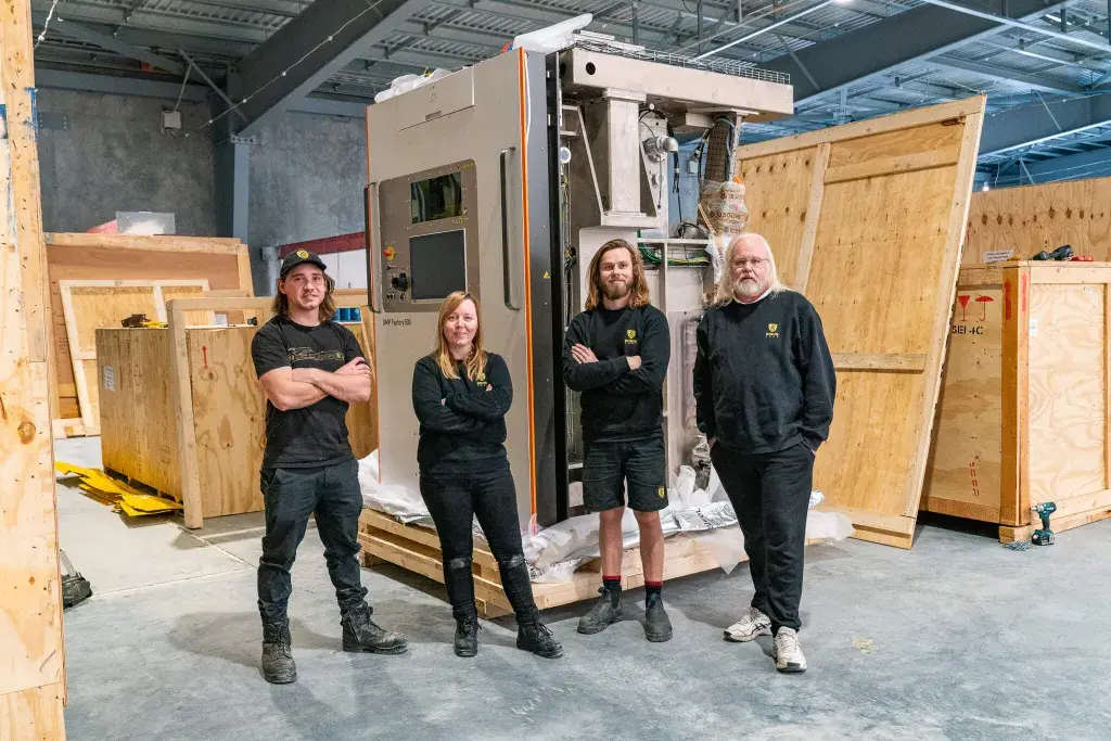 Rodin Cars 社のチームが新しい DMP Factory 500 を開梱している様子