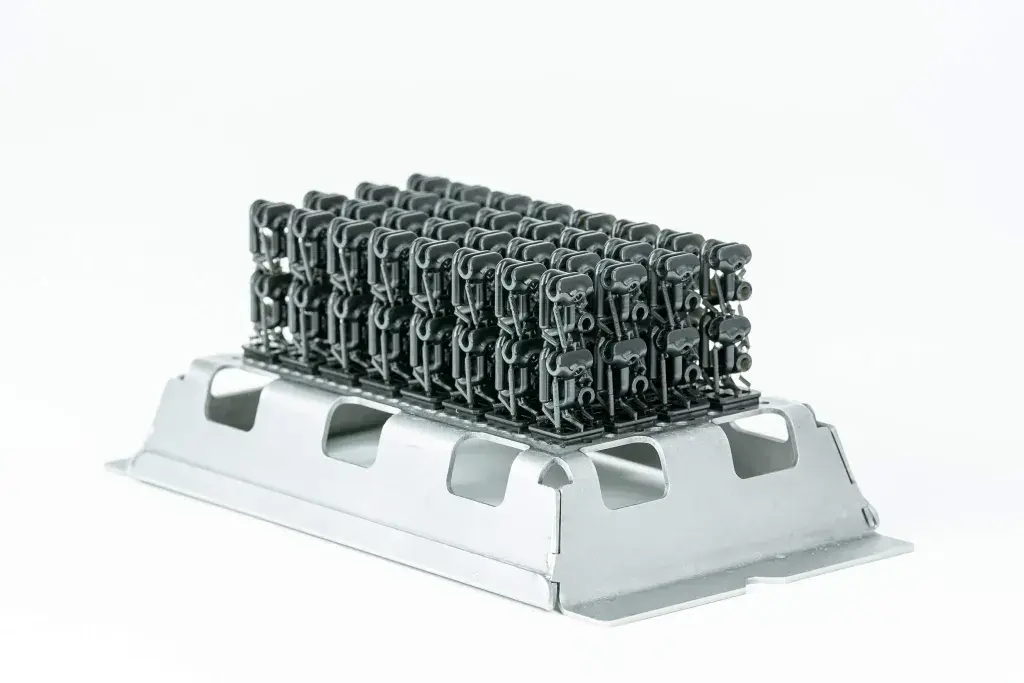 Figure 4 ビルドプレートいっぱいの積層 3D プリント部品