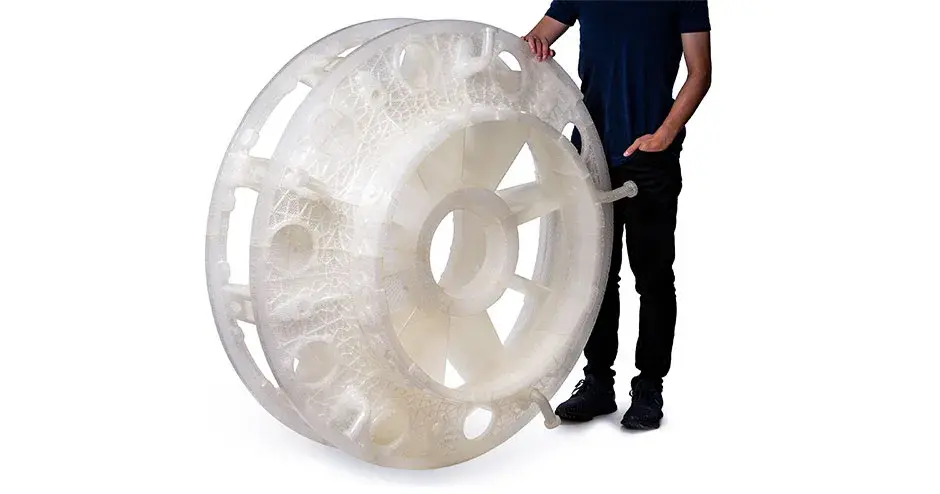 ケーシング・クイック・キャストパターンの隣に立っている男性