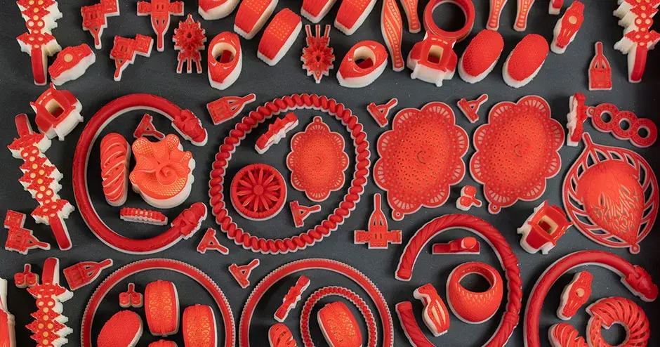 プレートにいっぱい乗った VisiJet Wax Jewel Red でプリントされたモールド