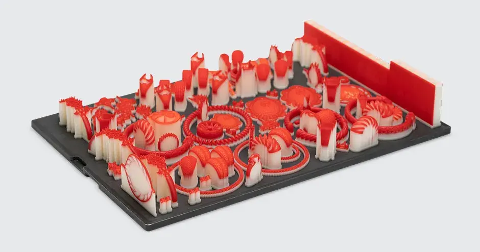 プレート上の VisiJet Wax Jewel Red でプリントされたジュエリーモールド