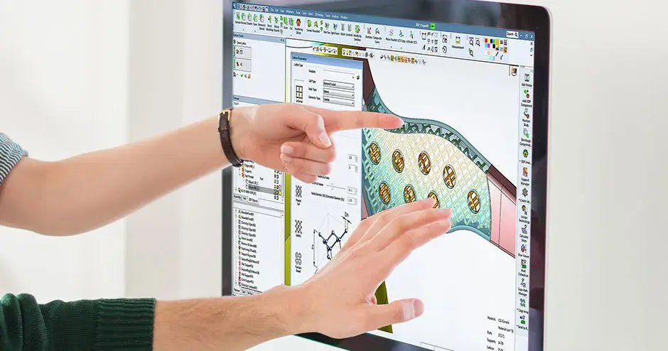 コンピュータのモニタを指差している 2 人の人物