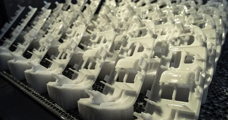 トレイ上の 3D プリントされた部品
