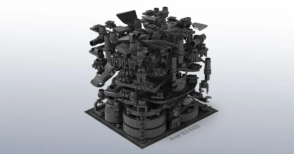 トレイの上にある多数の 3D プリント製部品