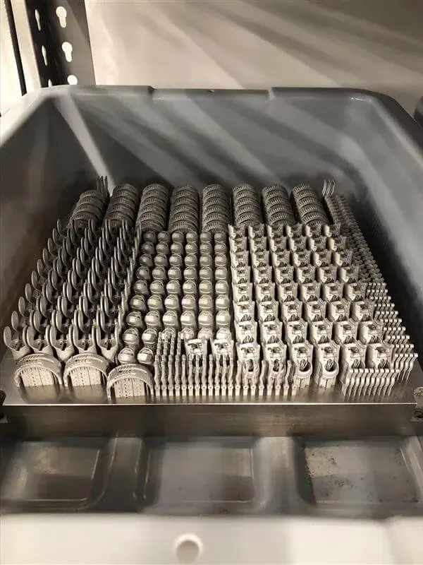 ポイントデザインの部分義手用金属製3Dプリントパーツのビルドトレイ