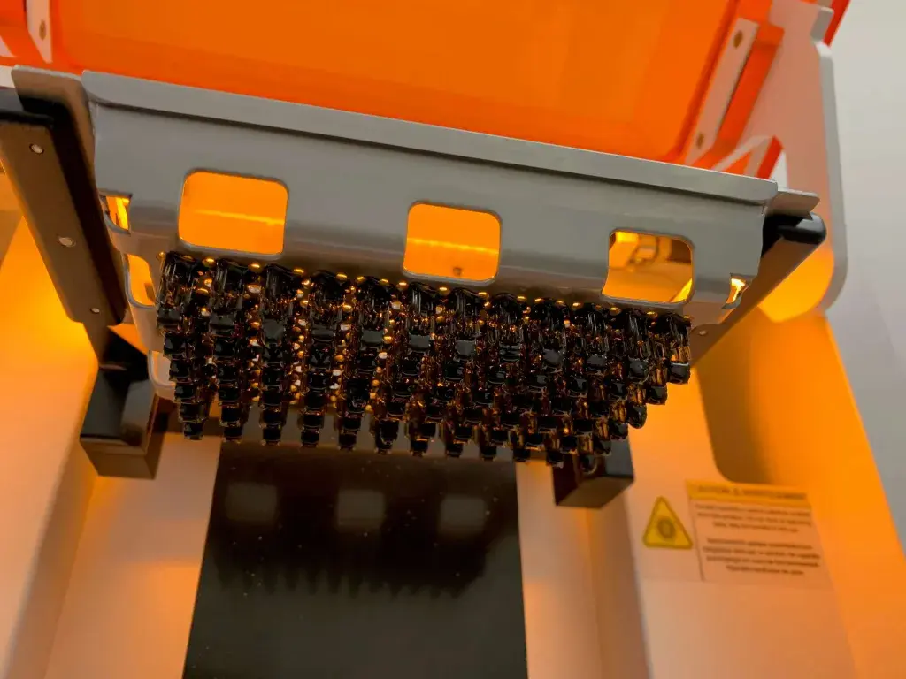 様々な部品をとりそろえた WS Audiology 社の Figure 4 Standalone 3D プリンタの造作プレート