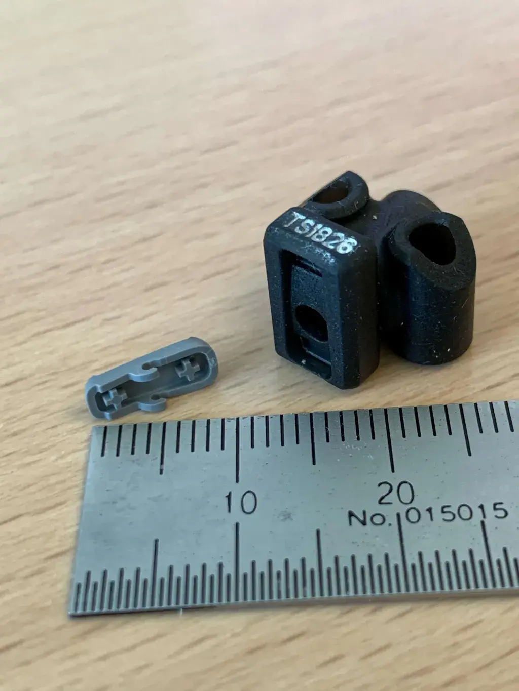 図 4 プリントされた部品と精度を示す定規