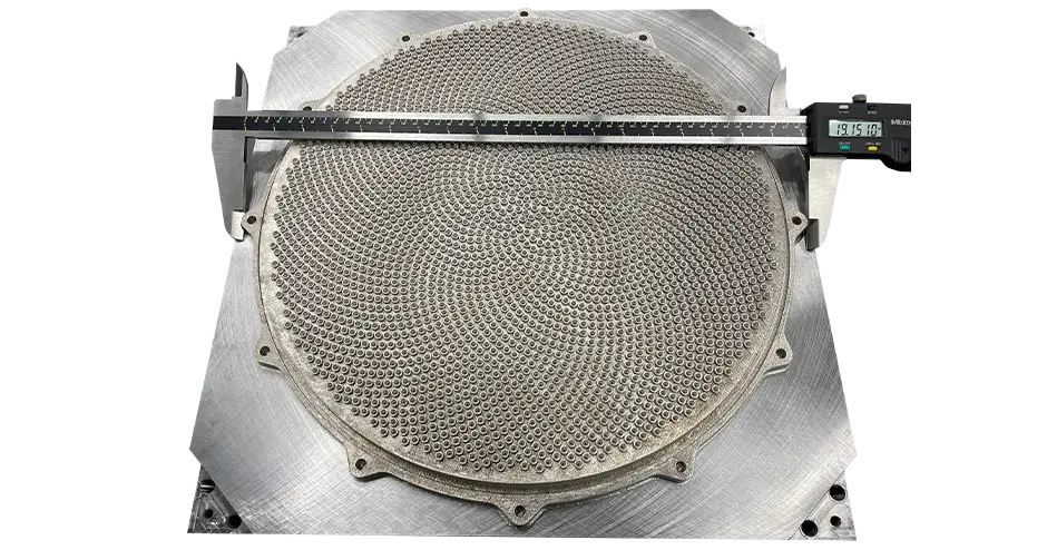 寸法を示すルーラーが上部にある 3D プリントされたシャワーヘッド