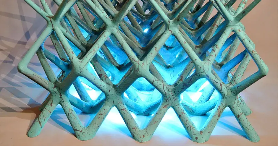 およびフィラメント材料から作られた芸術的なコーヒーテーブル