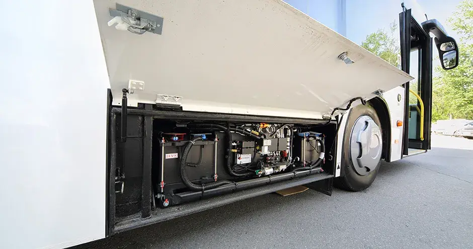 電動バスの下のコンパクトなバッテリと電子部品のコンパートメントの図